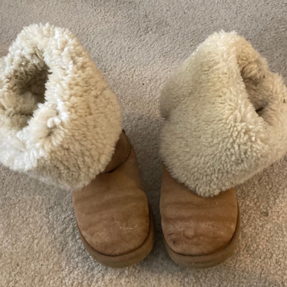 Ugg Bailey Button Triplet II Genuine Shearling Boot  Size 6
